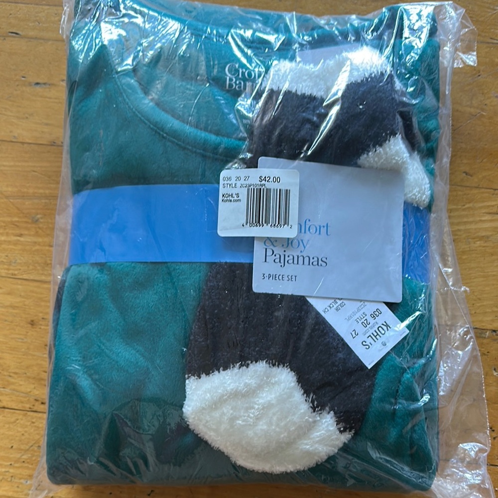Croft & Barrow Teal Pajama Set with Black and White Socks